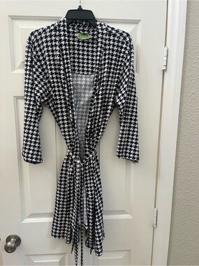 Like new Vera Bradley houndstooth bathrobe